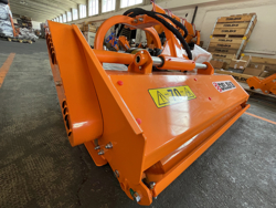 triturador com deslocamento hidraulico para trator de pomar mod jaguar 150