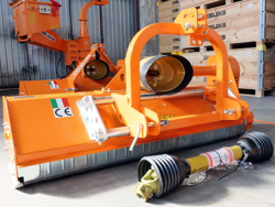 trituradora deslocavel para trator 1.65m de corte com martelos para relva e sarmentos mod lince sp165h